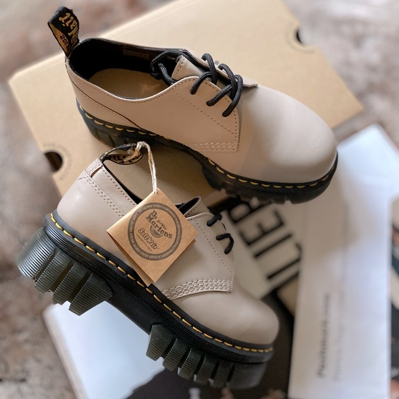 Dr. Martens Audrick 3-Eye Oxford Shoe - Picture 12 of 16